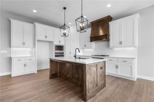4830 NW Huonker Court, Riverside, MO 64150
