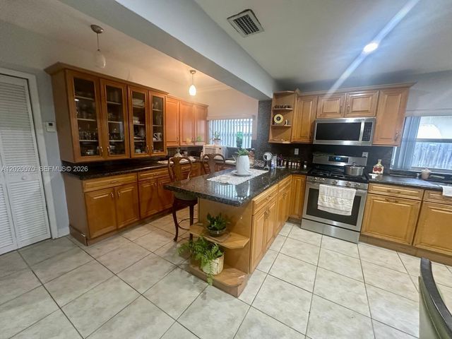 659 W 14th St, Hialeah, FL 33010