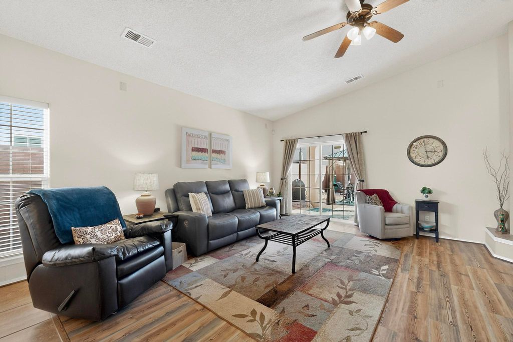 Image 13 of property listing at 7104 Boxwood Avenue NE, Albuquerque, NM 87113