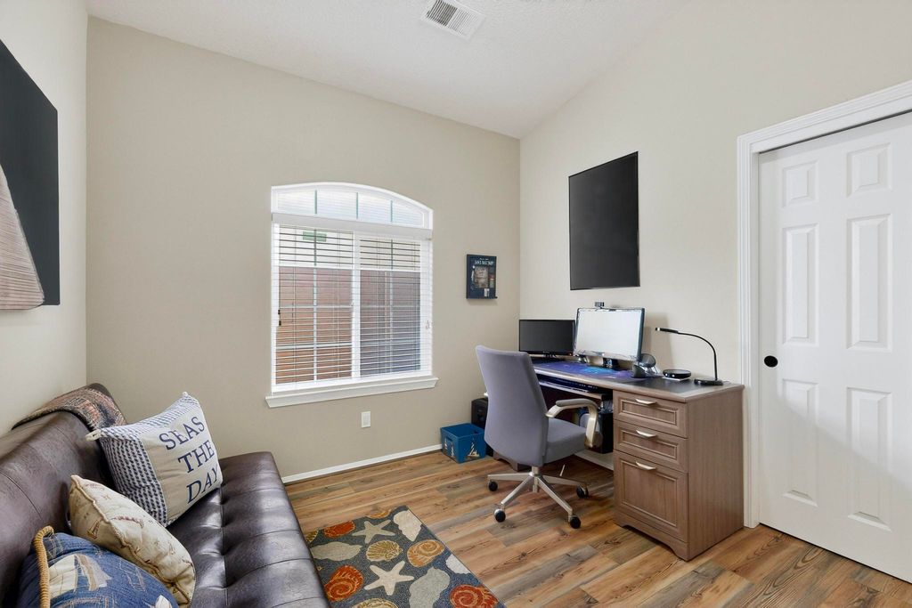 Image 18 of property listing at 7104 Boxwood Avenue NE, Albuquerque, NM 87113