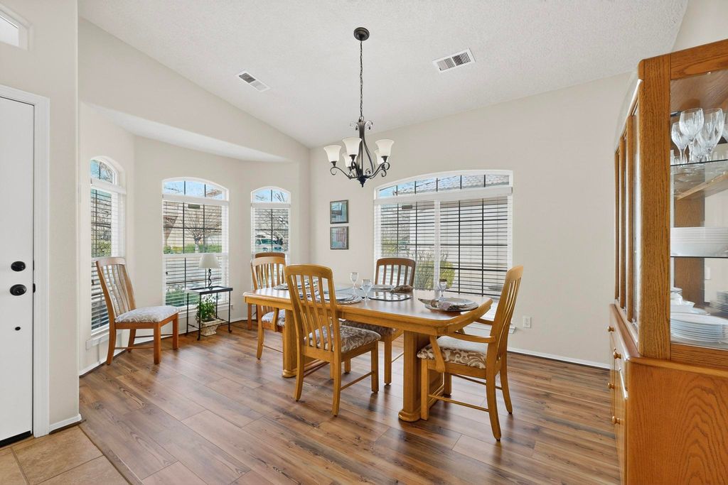 Image 6 of property listing at 7104 Boxwood Avenue NE, Albuquerque, NM 87113