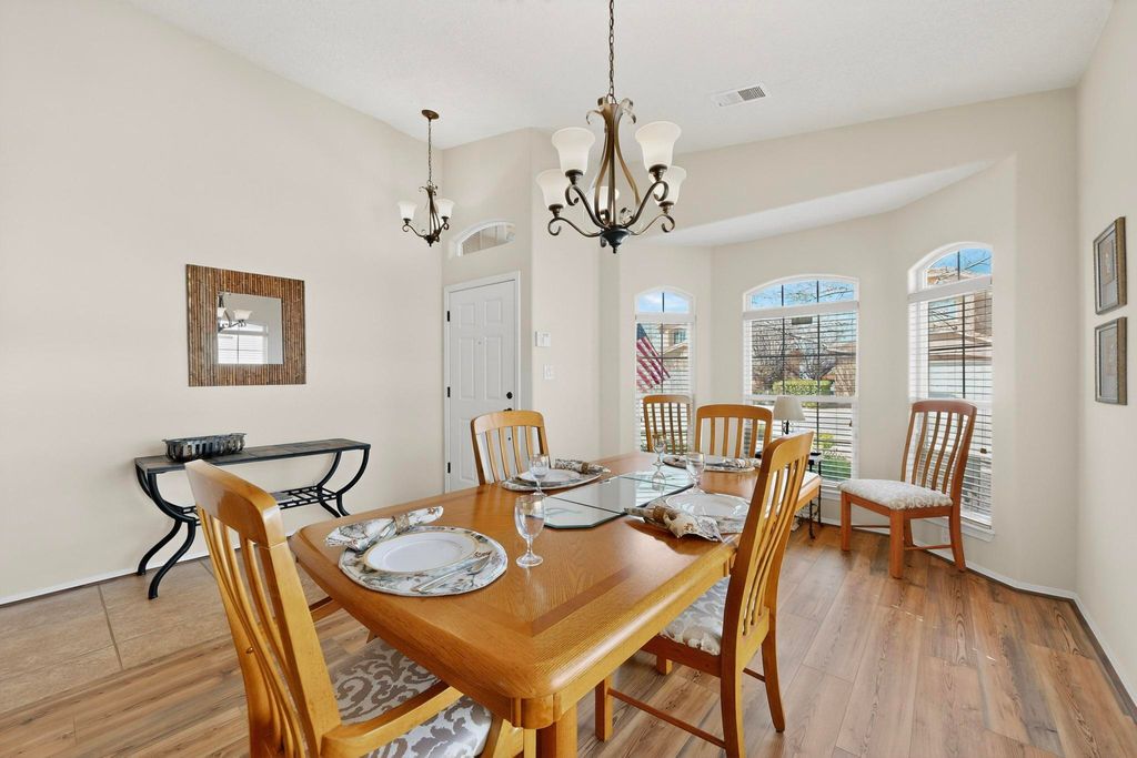 Image 7 of property listing at 7104 Boxwood Avenue NE, Albuquerque, NM 87113