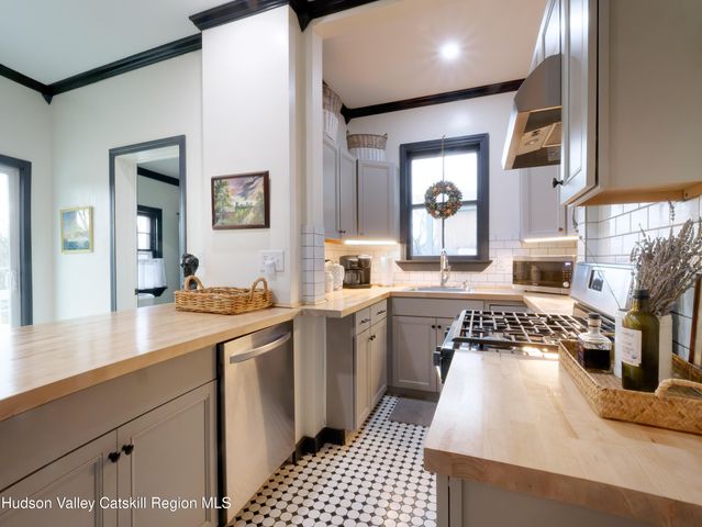 37 Worth Avenue, Hudson, NY 12534