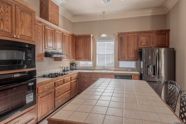 825 Wordsworth Dr, Baton Rouge, LA 70810