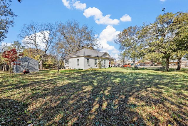 213 W Eldred Street, Burleson, TX 76028