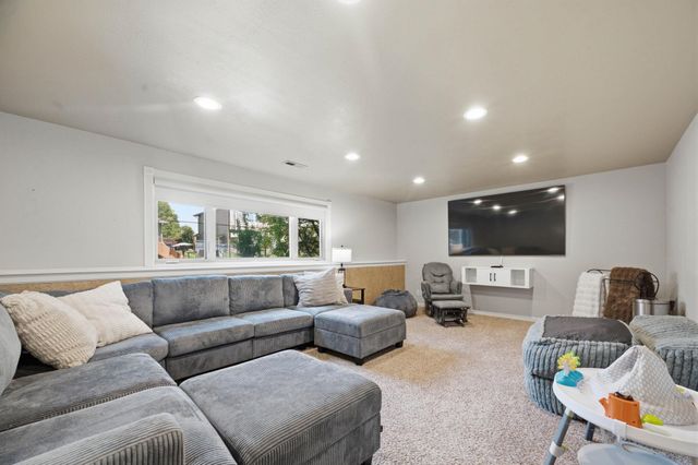 422 N Jaax Ct, Wichita, KS 67235