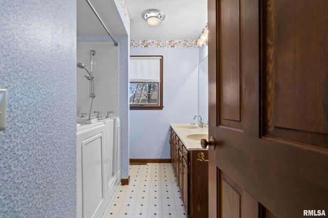 3424 BLUFF Road, Springfield, IL 62711