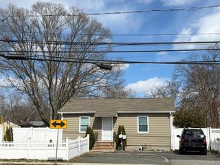 240 S Strong Avenue, Lindenhurst, NY 11757