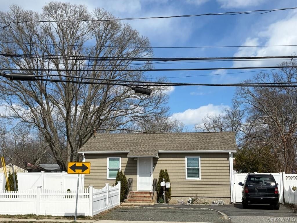 240 S Strong Avenue, Lindenhurst, NY 11757