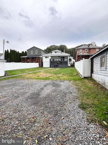 1528 E GRAND AVE, Tower City, PA 17980