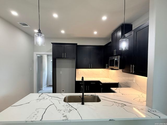 1719 W Houston, San Antonio, TX 78207