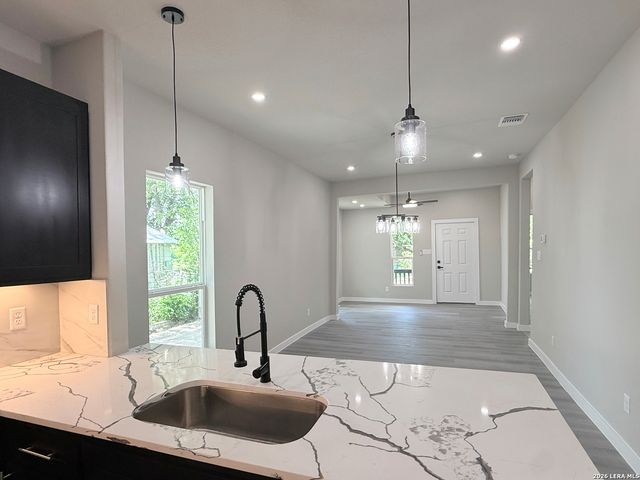 1719 W Houston, San Antonio, TX 78207
