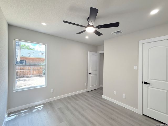 1719 W Houston, San Antonio, TX 78207