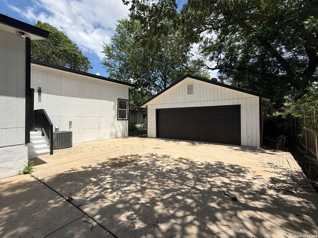 1719 W Houston, San Antonio, TX 78207