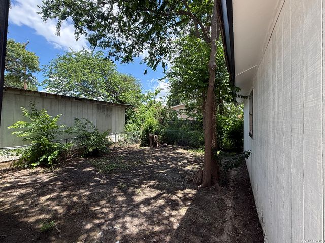 1719 W Houston, San Antonio, TX 78207