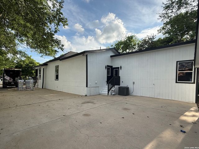 1719 W Houston, San Antonio, TX 78207