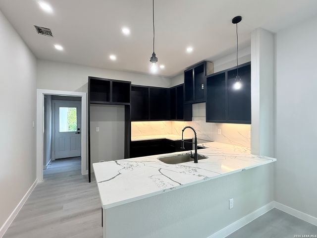 1719 W Houston, San Antonio, TX 78207