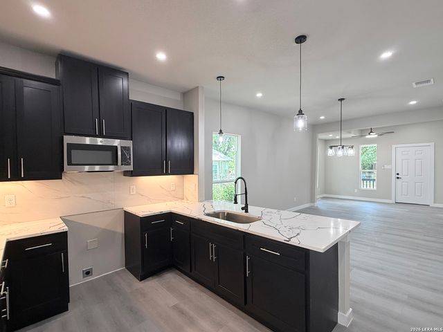 1719 W Houston, San Antonio, TX 78207