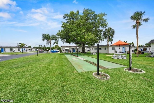 8 Tangerine CT, Lehigh Acres, FL 33936