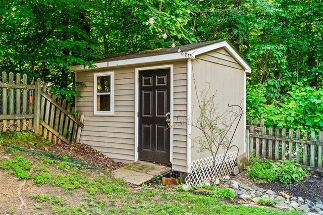9002 Hill N Dale Drive, Kernersville, NC 27284