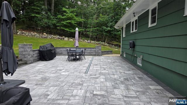 48 Knolls Road, Bloomingdale, NJ 07403