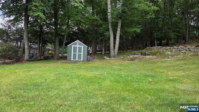 48 Knolls Road, Bloomingdale, NJ 07403