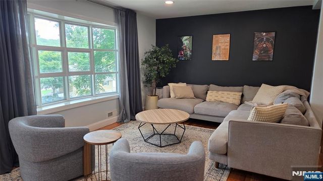 48 Knolls Road, Bloomingdale, NJ 07403