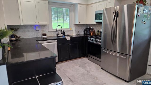 48 Knolls Road, Bloomingdale, NJ 07403