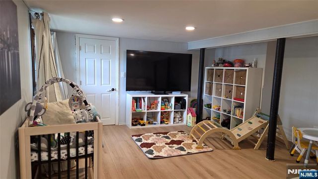 48 Knolls Road, Bloomingdale, NJ 07403
