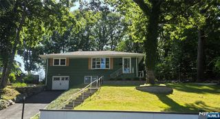 48 Knolls Road, Bloomingdale, NJ 07403