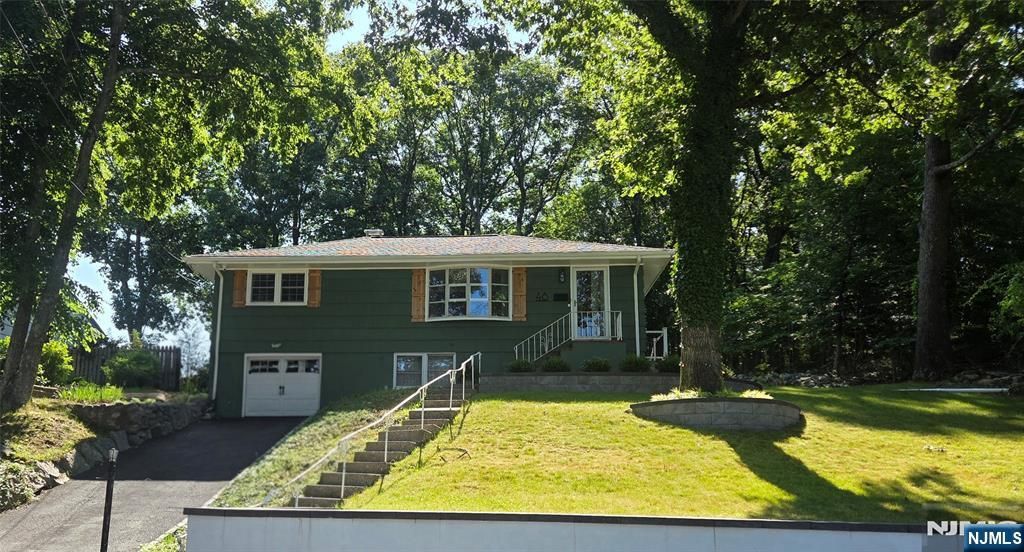 48 Knolls Road, Bloomingdale, NJ 07403