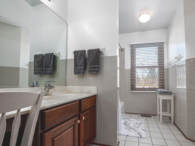1351 Callen Lane, Des Plaines, IL 60016