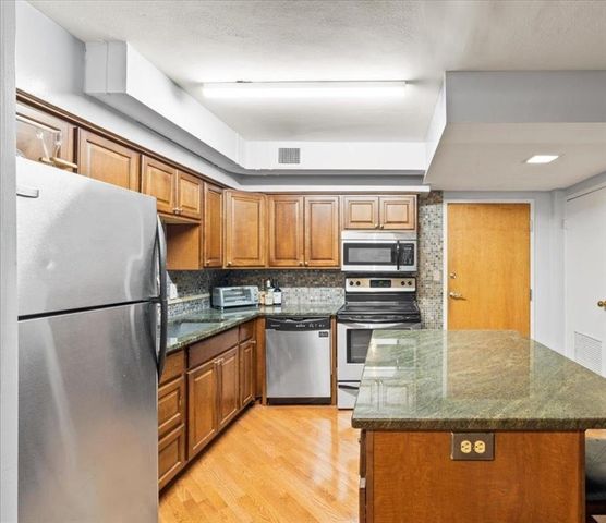 803 W 48th Street 101, Kansas City, MO 64112