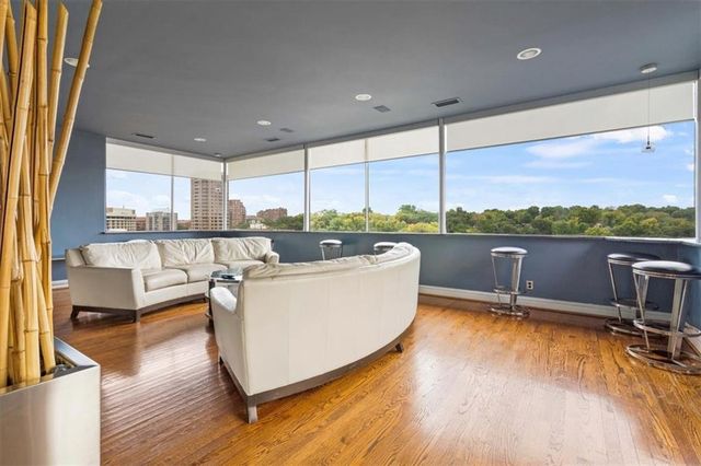 803 W 48th Street 101, Kansas City, MO 64112