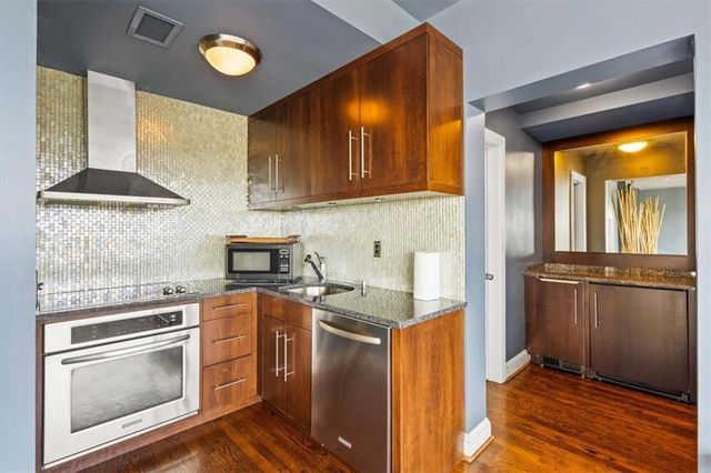 803 W 48th Street 101, Kansas City, MO 64112