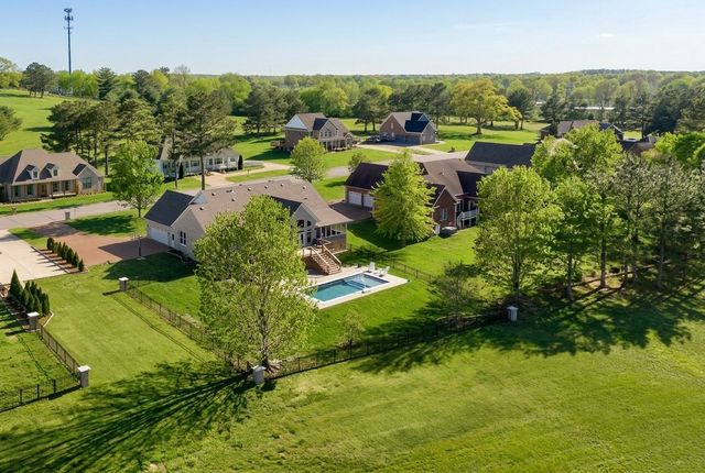 524 Country Club Dr, Dickson, TN 37055