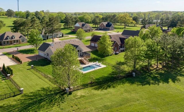 524 Country Club Dr, Dickson, TN 37055