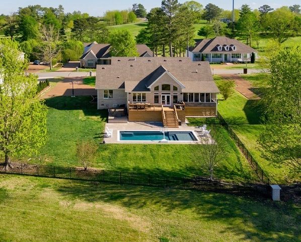 524 Country Club Dr, Dickson, TN 37055
