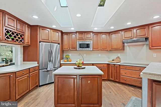 2918 GLENVALE DR, Fairfax, VA 22031