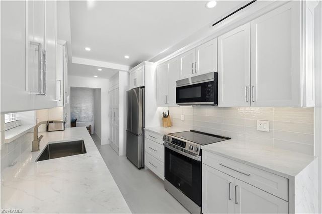 3070 Gulf Shore BLVD N # 107, Naples, FL 34103