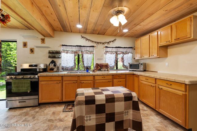 910 Otts Rd, Sagle, ID 83860