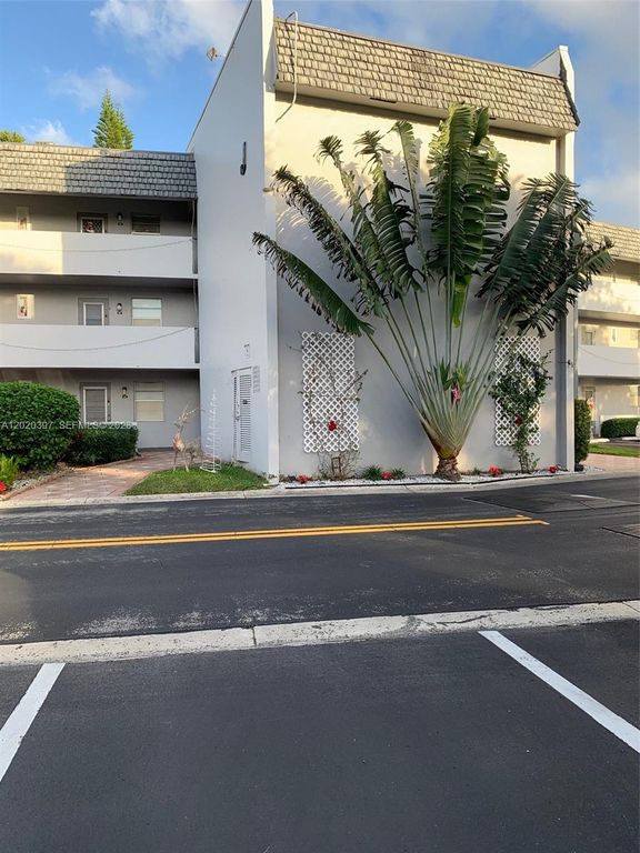 7797 Golf Cir Dr 310, Margate, FL 33063