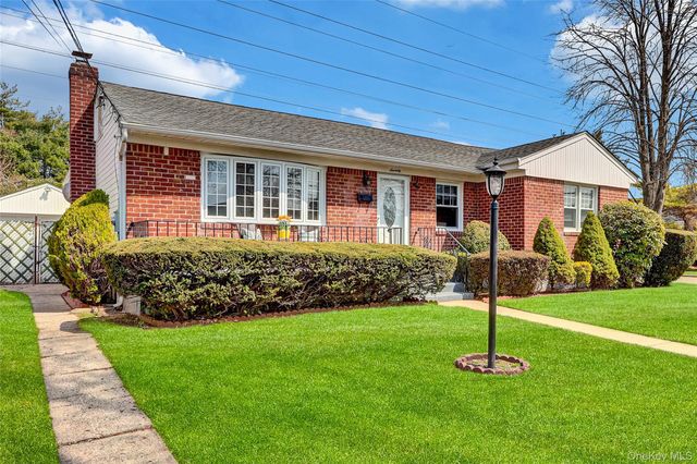 70 Martin Road N, Bethpage, NY 11714