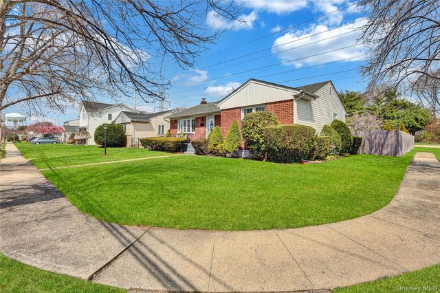 70 Martin Road N, Bethpage, NY 11714