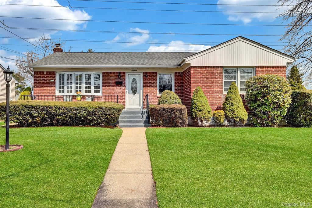 70 Martin Road N, Bethpage, NY 11714