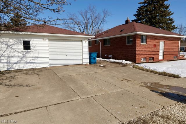 390 Lynne Drive, Sheffield Lake, OH 44054