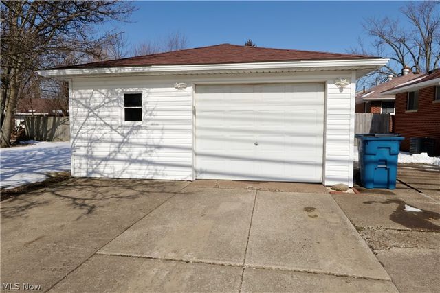 390 Lynne Drive, Sheffield Lake, OH 44054