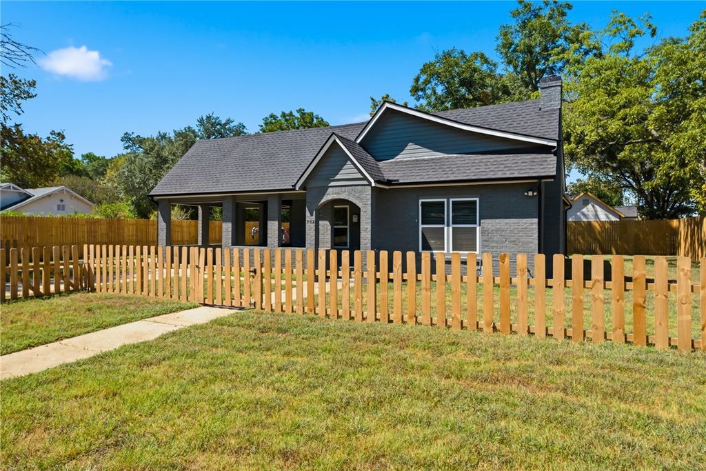 902 Post Oak Street, Hearne, TX 77859 — photo 2