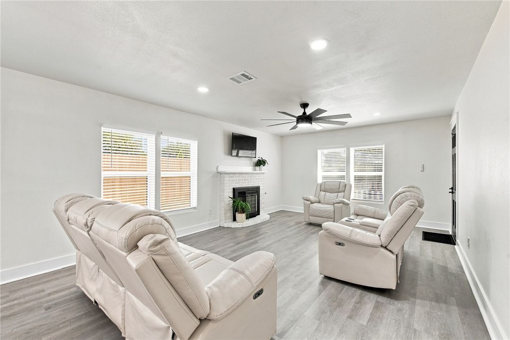 902 Post Oak Street, Hearne, TX 77859 — photo 5
