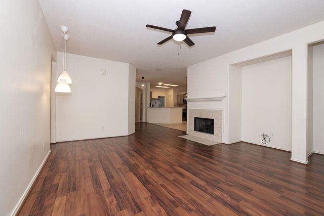 7 N Regan Mead Circle, The Woodlands, TX 77382